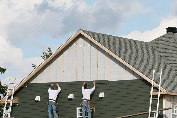 Professional Siding technician working in Waverly, IL